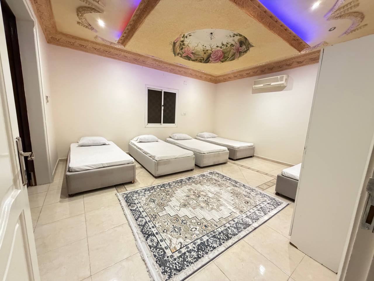 7 комнатная 
📍 Район Аль-Арид (العريض)
🔹 Одна часть — 4 комнаты
🔹 Вторая часть — 3 комнаты — Аль арид 
10 км от пророческой мечети — Медина
